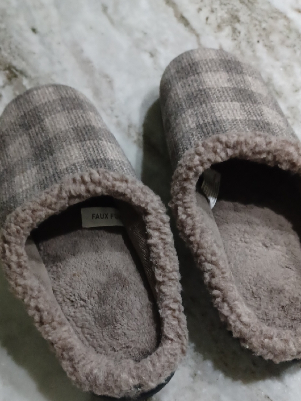 Isotoner COZY plaid In Brown And Cream. Black Rubber Sole.  Size 9.5 - 10.5